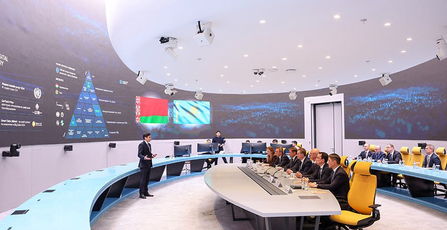 Беларусь и Казахстан заключают сделки на 40 млн новые производства запустят по всему Казахстану В рамках пятого заседания белорусско казахстанского Делового совета предприниматели двух стран подпишут более десяти соглашений и меморандумов на общую сумму свыше 40 миллионов долларов сообщил председатель Внешнеторговой палаты Казахстана Мурат Каримсаков По его словам контракты охватят широкий спектр направлений от запуска производства шин и кабельной продукции до развития мебельной промышленности и глубокой промышленной кооперации Важная деталь все новые совместные предприятия будут локализованы в разных регионах Казахстана что позволит равномерно распределить инвестиции и создать рабочие места по всей стране Торговые отношения между Минском и Астаной демонстрируют уверенный рост За семь месяцев 2025 года взаимный товарооборот увеличился на 14 5 по сравнению с аналогичным периодом 2024 года Казахстан поставил в Беларусь товаров на 158 миллионов долларов это на 48 больше чем годом ранее В свою очередь белорусский экспорт в Казахстан достиг 455 миллионов долларов показав прирост в 5 9 Такое динамичное развитие подчёркивает стратегический характер партнёрства в рамках ЕАЭС и открывает новые возможности для бизнеса обеих стран Беларусь Казахстан Бизнес Инвестиции ЕАЭС Производство Торговля ДеловойСовет Каримсаков Сотрудничество Промкооперация Регионы VK Instagram TikTok ZhivetZheBelarus