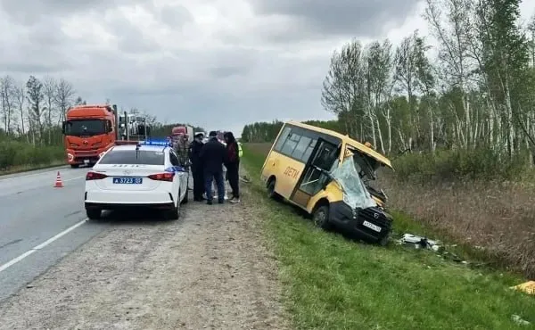 Автобус с детьми попал в ДТП в Омской области один ребенок погиб сообщил губернатор Виталий Хоценко Авария произошла на трассе в сторону Тюкалинска Фото МВД России по Омской области  Канал РБК в Максе  Приложение РБК для iOS и Android