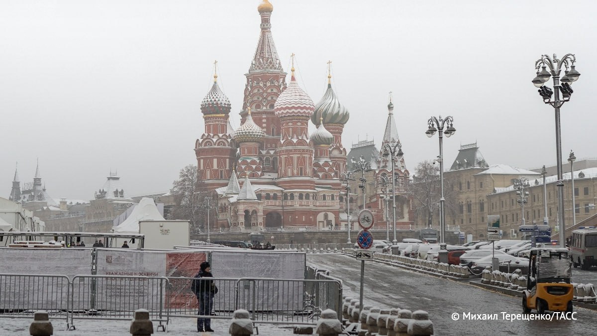 "Яндекс Go" объяснил повышение цен на такси в снегопады и заморозки. Это связано со снижением скорости потока машин на 20%, увеличением длительности поездок и снижением количества водителей на маршрутах.  Как убедился корреспондент ТАСС, цены на такси в Москве после снегопада 4 ноября в среднем вырастали в 2 раза.     / Москва