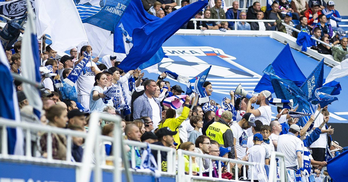 Тренера ФК Балтика Андрея Талалаева удалили на 33 й минуте домашнего матча Талалаев получил жёлтую карточку потому что спорил с арбитром Позже он получил красную карточку за излишнюю эмоциональность или неприличный жест Когда Талалаев узнал о ней он поднял большой палец вверх по всей видимости выражая отношение к действиям судьи В качестве главного арбитра встречи выступает Кирилл Левников из Санкт Петербурга