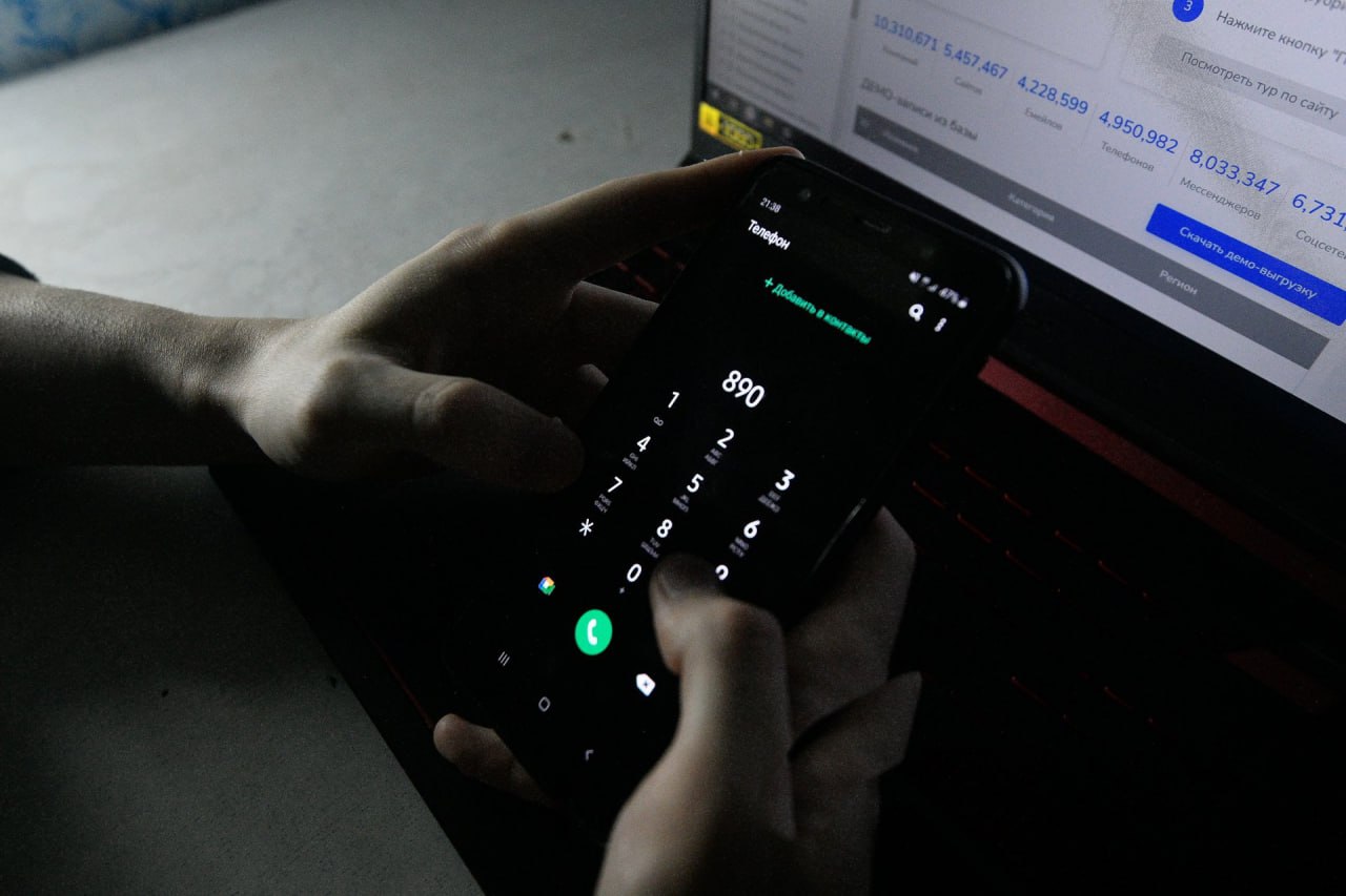 Семь операторов связи судят за звонки мошенников в Нижегородской области Нарушения закона О связи вскрылись во время расследования уголовных дел о дистанционных мошенничествах и кражах Операторы не прекратили оказание услуг хотя видели что данные абонентов недостоверны и продолжали пропускать подменный трафик Через таких операторов посредников мошенники используют подставные номера Четыре административных дела уже рассмотрели суды виновных оштрафовали на общую сумму свыше 2 миллионов рублей Сейчас полиция продолжает выявлять всю цепочку передачи трафика чтобы привлечь к ответственности остальных операторов нарушителей Подписаться на truekpru Читать нас в MAX