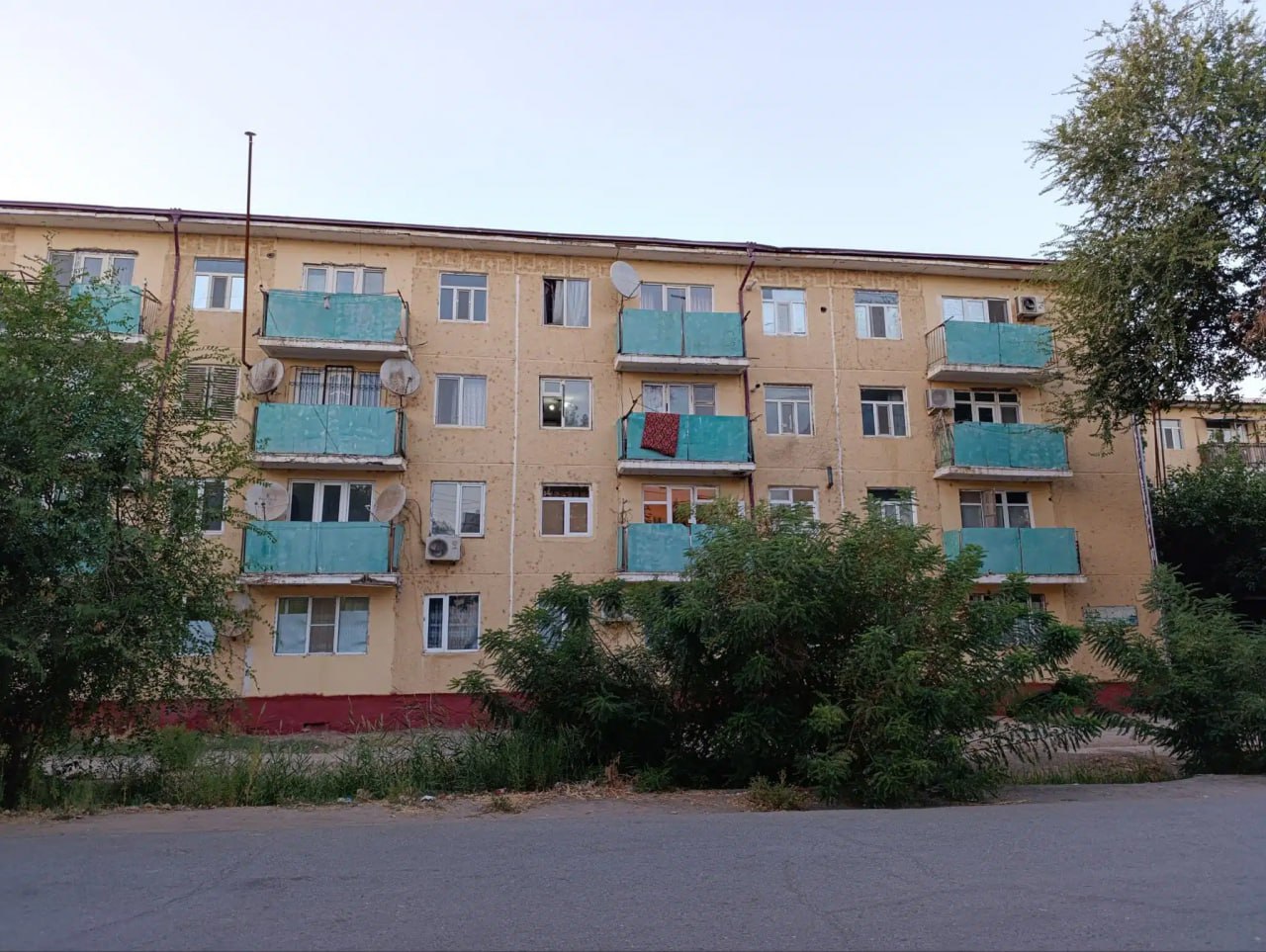 Устаревшие жилые дома не будут сносить без разрешения собственников Законопроект О градостроительной реновации был принят во втором чтении на заседании Закпалаты Олий Мажлиса и направлен в Сенат Согласно законопроекту реновация будет осуществляться только с добровольного согласия правообладателей Никто не будет принудительно привлечен к ней Граждане не будут лишены своего жилья без решения суда Неприкосновенность частной собственности строго гарантируется государством Кроме того документом предусмотрено что проект реновации должен быть вынесен на общественное обсуждение органами местного самоуправления Для этого будут использовать электронную платформу Градостроительная реновация СМИ и другие средства формирования общественного мнения Telegram Facebook Instagram LinkedIn Сайт