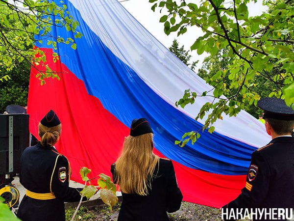 Власти работают над законопроектом о патриотическом воспитании  В Администрации президента России совместно с близкими к Кремлю экспертами ведется работа над проектом закона о патриотическом воспитании.  Отдельный рамочный закон должен подробно раскрыть, что в стране будут понимать под патриотическим воспитанием, в нем будет прописан соответствующий понятийный аппарат, а также задачи, которые будут стоять перед органами власти в этой сфере.  Для реализации нового нацпроекта "Молодежь и дети" нужен отдельный закон. Кроме того, в разрабатываемой инициативе есть "пропагандистское обрамление", а также прописано, кто и за что отвечает на федеральном и региональном уровнях в сфере патриотического воспитания.