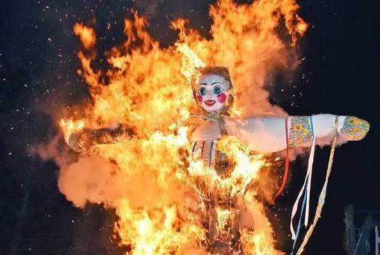 Штраф до 2 млн грозит за сожжение чучела Масленицы не по правилам Если сожжение привело к пострадавшим то штраф от 40 000 до 800 000 если в пожаре будут жертвы организатора оштрафуют на 2 млн Место для чучела должно находиться на расстоянии 50 м от зданий и построек 100 м от хвойных деревьев 30 м от лиственных