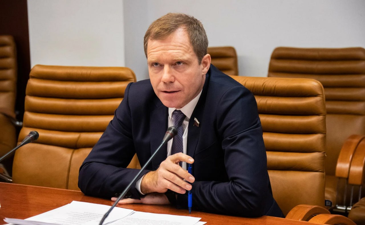 Сенатор Кутепов предложил постепенную замену автомобилей с правым рулём в РФ предусматривая при этом меры господдержки для автовладельцев СМИ Инициатива направлена на постепенное снижение их числа на дорогах и улучшение безопасности smartlab news i 164385