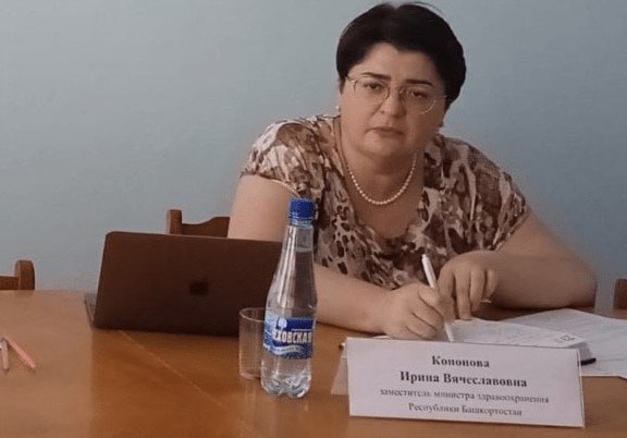 В Башкирии будут судить экс-замминистра здравоохранения Ирину Кононову Она обвиняется в халатности ч. 1 ст. 293 УК РФ и неисполнении решения суда ч. 2 ст. 315 УК РФ . По данным следкома, бывшая чиновница не обеспечила двух инвалидов и неизлечимо больного ребенка назначенными лекарствами, которые им полагались бесплатно. Министерству же на выдачу необходимых препаратов были выделены деньги. Вину Кононова не признала.