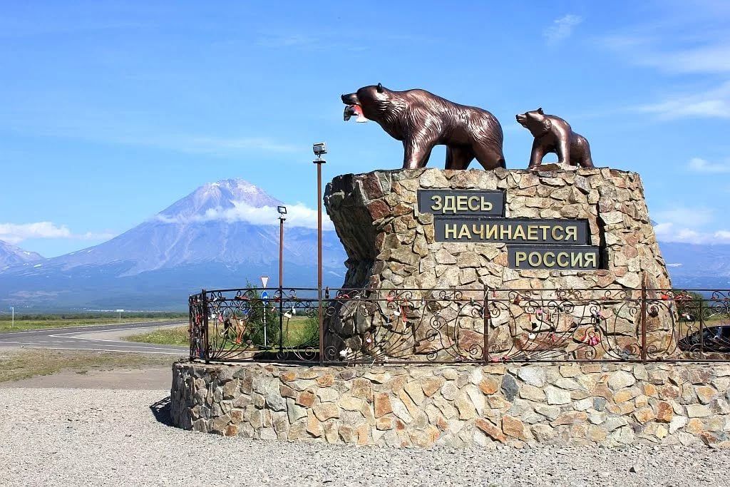 Камчатка удерживает айтишников низкими налогами Законодательное собрание Камчатского края продлило налоговые льготы для аккредитованных IT компаний на пять лет до 1 января 2031 года Мера введённая в 2022 году доказала эффективность став инструментом для привлечения и удержания высокотехнологичных компаний на полуострове В Камчатском крае работает 16 аккредитованных IT компаний и шесть из них уже воспользовались льготами в 2024 году Поддержка IT сектора включая налоговые льготы остаётся приоритетом на региональном и федеральном уровнях отметил замминистра цифрового развития Камчатки Григорий Бондаренко Продление льгот распространяется на компании работающие по упрощённой системе налогообложения УСН позволяя им применять пониженные ставки Для схемы Доходы минус расходы ставка может составлять 5 вместо 15 а для Доходов от 1 Долгосрочная гарантия даёт бизнесу уверенность в планировании инвестиций На фоне разговоров о возможном ужесточении налогового режима льготный курс Камчатки помогает удержать специалистов и развивать местные цифровые продукты превращая налоговую политику в инструмент конкурентной борьбы за кадры