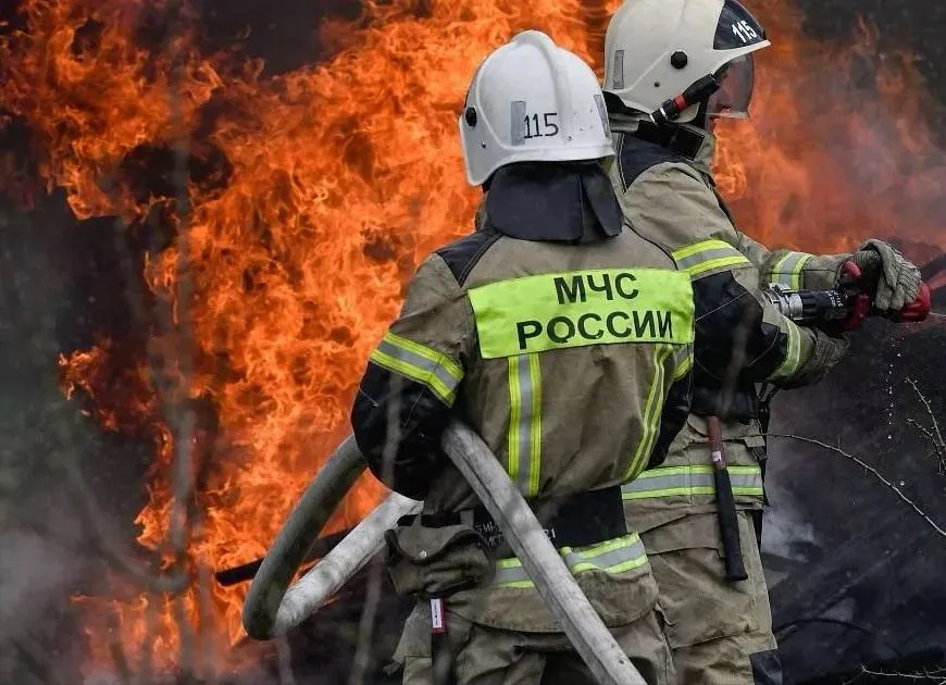 Пожар в поселке Волна полностью потушили Возгорание на одном из предприятий произошло в результате атаки БПЛА киевского режима в ночь на 13 мая В ликвидации участвовали 96 человек и 29 единиц техники в том числе сотрудники ГУ МЧС России по Краснодарскому краю Связь и прайс на размещение рекламы в Temruchok info bot Подпишись на Темрюк Инфо в МАКС ВКонтакте Одноклассники