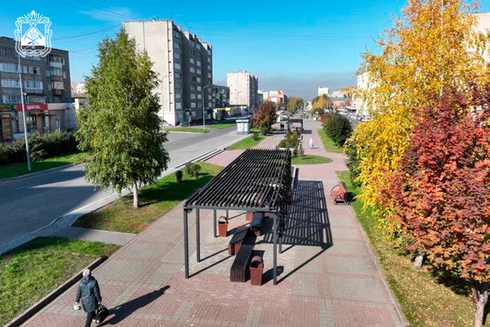 В Кузбассе обновят пешеходные переходы возле образовательных учреждений    По поручению Владимира Путина пешеходные переходы вблизи образовательных учреждений должны быть оборудованы в соответствии с новыми стандартами:    светофором с желтым мигающим сигналом;   дорожными знаками «Дети» и «Пешеходный переход»;   стационарным наружным освещением.    Всего в этом году планируется установить или заменить:     12 светофоров;    2 тысячи погонных метров ограждений;   8 остановочных пунктов;    200 дорожных знаков;    10 искусственных неровностей;   5 тысяч погонных метров тротуаров и подходов к пешеходным переходам.