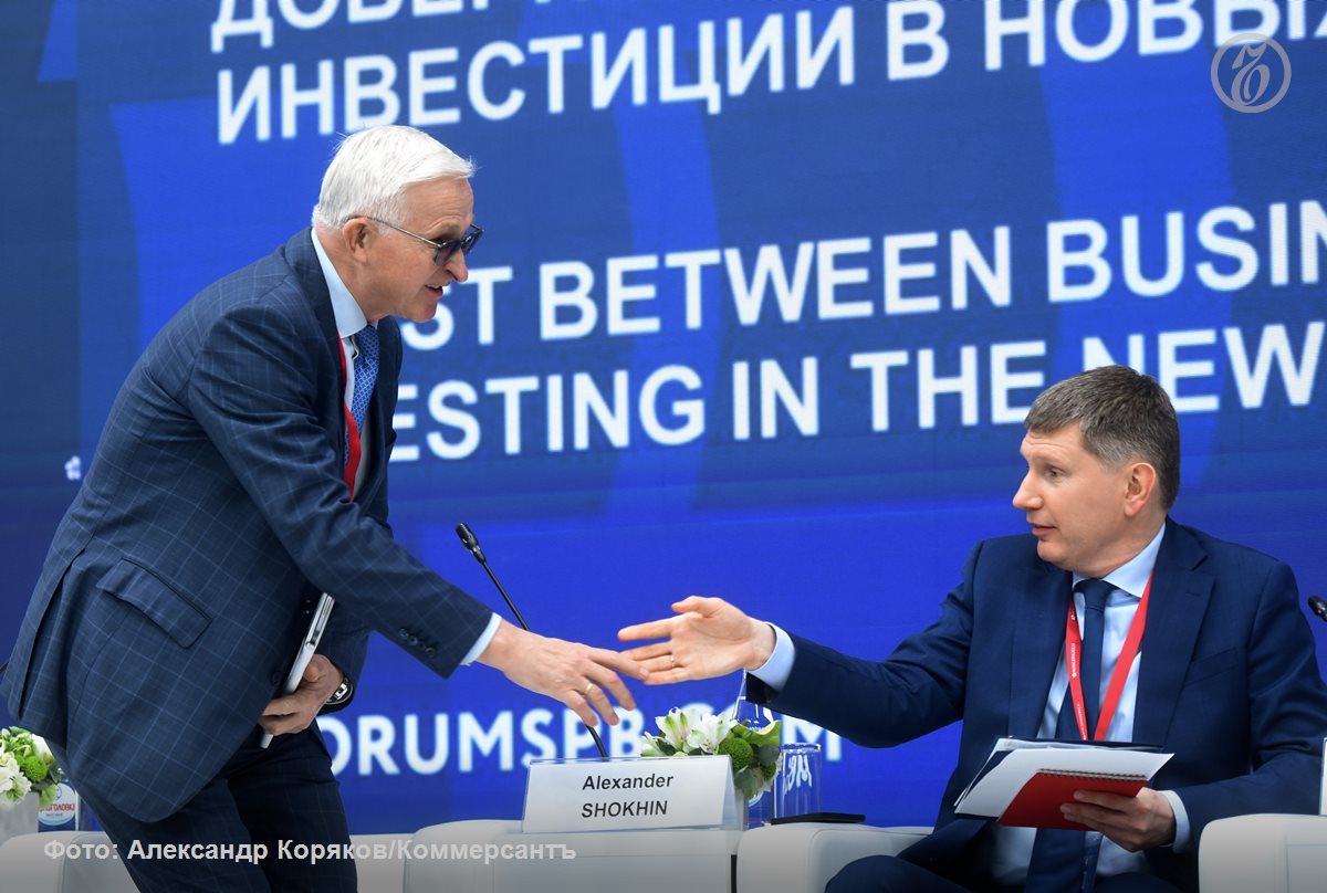 Минэкономики предлагает урегулировать вопрос определения доли косвенных участников экономически значимых организаций ЭЗО которые структурировали свое владение через иностранные трасты и личные фонды при этом не являясь их контролирующими лицами Сейчас есть риски невозможности определения их доли что может привести к привлечению к ответственности таких участников за невыполнение требований о вступлении в прямое владение долями в ЭЗО Ведомство подготовило законопроект устанавливающий специальный трехступенчатый порядок определения доли в таких случаях При отсутствии возражений доверительного управляющего траста доли определяются согласно праву на получение активов такой структуры Если такой вариант невозможен исходя из вклада каждого косвенного участника ЭЗО в имущество переданное трасту Если и это невозможно доли будут считаться равными При этом определенное по этой методике распределение долей можно будет оспорить в суде Подписывайтесь на Ъ Оставляйте бусты
