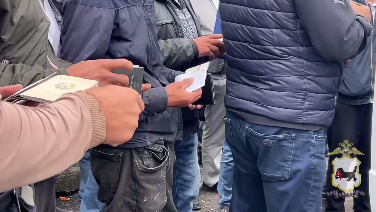 Мигранты ищут работу в других странах: Россия стала для «незаменимых специалистов» не мила, но с Петербургом все не ясно Жители Таджикистана и Узбекистана все реже выбирают Россию для заработков. Вместо этого они едут в Китай, Южную Корею, на Ближний Восток и даже в Европу, рассказал URA.RU экономист Александр Сафонов. Причина в том, что ослабленный рубль сделал работу в РФ менее выгодной, а родные страны развиваются благодаря китайским инвестициям и переносу производств. Судя по данным Смольного, тенденция наблюдается и в городе на Неве. Как говорил в эфире телеканала «Санкт-Петербург» вице-губернатор Игорь Потапенко, число приезжих сократилось на 60% – сейчас их 210 тысяч. Однако у уполномоченного по правам человека в Северной столице Светланы Агапитовой со ссылкой на МВД другие данные. По ее словам, сообщал «Деловой Петербург», в 2024 году на учете состояли порядка 208 тыс. мигрантов – на 39% меньше, чем годом ранее. Неувязочка. А сколько при этом нелегальных? ТОЧКА