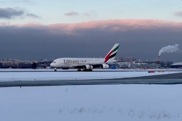 Аэропорт Пулково принял в качестве запасного четыре рейса следовавших в Москву Аэропорт Пулково сегодня принял в качестве запасного четыре рейса следовавших в Москву в связи с неблагоприятными погодными условиями в столице Об этом сообщает AVIA RU со ссылкой на данные воздушной гавани Как рассказали в аэропорту один из них Airbus A380 авиакомпании Emirates из Дубая В Пулково напоминают что решение о посадке принимает экипаж исходя из собственных метеоминимумов aviaru net n292603