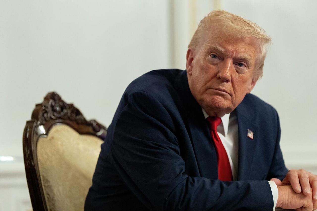 Минюст США назвал необоснованными и ложными утверждения о причастности Дональда Трампа к преступлениям сексуального характера фигурирующим в документах по делу Джеффри Эпштейна По данным The Times в опубликованных файлах имя главы Белого дома упоминается более трех тысяч раз Среди них показания свидетелей о противозаконных действиях сексуального характера в отношении несовершеннолетних