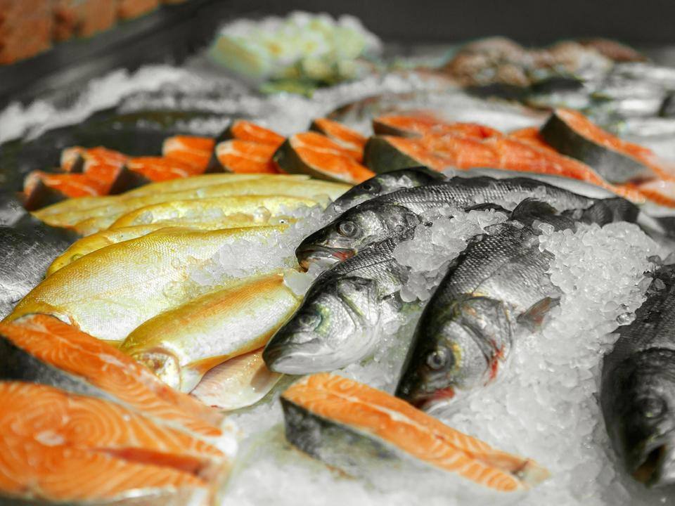 От селедки до минтая эксперты назвали топ 5 рыб у россиян Самой востребованной у россиян рыбой оказалась селедка за ней следуют лососевые В пятерку наиболее популярных видов также вошли треска скумбрия и минтай Однако уровень потребления рыбы в стране пока не дотягивает до рекомендованных Минздравом норм Сейчас россияне в среднем съедают 24 кг рыбы в год тогда как норма составляет 28 кг Как часто присутствует рыба в вашем еженедельном рационе