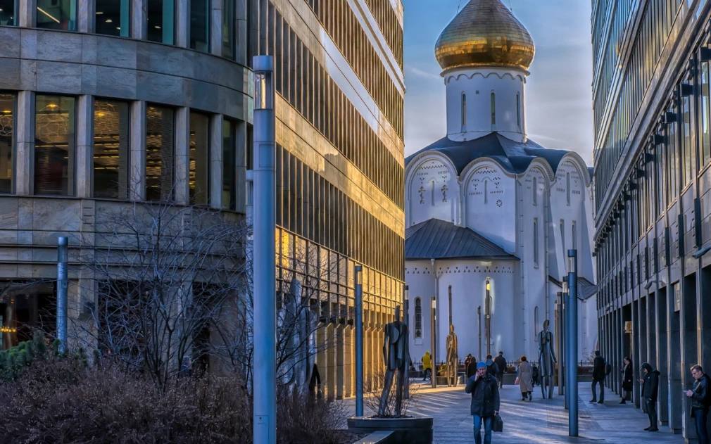 Определен топ 10 крупнейших сделок с недвижимостью России в 2025 году  Самой крупной сделкой на российском рынке недвижимости в 2025 году стала продажа на торгах бизнес центра Белая площадь рядом с метро Белорусская в Москве за 46 5 млрд руб По данным консультантов IBC Real Estate и NF Group это возглавляет топ 10 крупнейших сделок уходящего года  Второе место заняла покупка портфеля девелоперской компании Malltech шести ТРЦ в шести регионах России По оценке консультантов IBC Real Estate суммарная площадь объектов составляет 874 тыс кв м а стоимость сделки в диапазоне 40 45 млрд руб Покупателем стал армянский инвестиционный фонд Balchug Capital  На третьем месте продажа Центрального телеграфа на Тверской улице в Москве Историческое здание принадлежавшее ранее Т Банку ранее Тинькофф выкупила кипрская компания Riverstretch Trading Investments По оценке консультантов NF Group сумма сделки составила 40 млрд руб  Четвертое место занимает продажа бизнес центра AFI2B на 2 й Брестской улице рядом с метро Белорусская Офисный центр приобрела структура связанная с компанией Лукойл По оценке IBC Real Estate стоимость сделки составляет 28 35 млрд руб  Замыкает пятерку крупнейших трансакций покупка торговых центров Outlet Village Белая Дача в Котельниках и Outlet Village Пулково в Санкт Петербурге у американской компании Hines Объекты приобрела инвестиционная компания Кама капитал а по оценке консультантов сумма сделки составляет 25 30 млрд руб Об остальных крупнейших сделках читайте в полной версии материала инвестиции Фото Anna Krivitskaya Shutterstock FOTODOM Читать РБК Недвижимость в Telegram