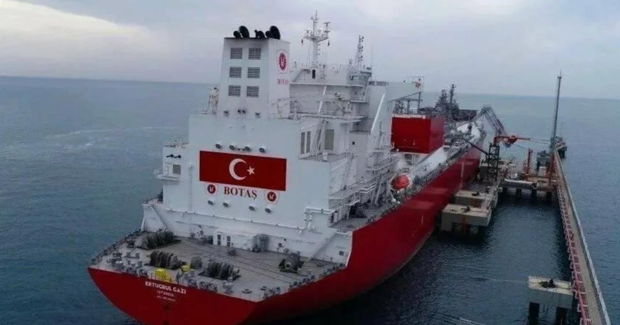 Turkish Petroleum ведёт переговоры с Chevron Exxon Mobil и другими крупными американскими компаниями о приобретении добывающих активов Соответствующие заявления могут быть сделаны уже в следующем месяце Турция импортирует газ по 14 направлениям в том числе по газопроводам из России Азербайджана Ирана По мнению министра Байрактара автоматически создает газовый хаб С конца 2024 года Турция подписала долгосрочные соглашения на поставку СПГ в объёме 150 миллиардов кубометров при этом большая часть поставок начнется в период с 2027 по 2030 год Страна рассчитывает принять на 1500 партий СПГ в течение следующих 10 15 лет при этом большая часть поставок будет привязана к ценам на газ Henry Hub в США Ранее Байрактар говорил что Турция покрывает половину своих потребностей в природном газе за счет СПГ