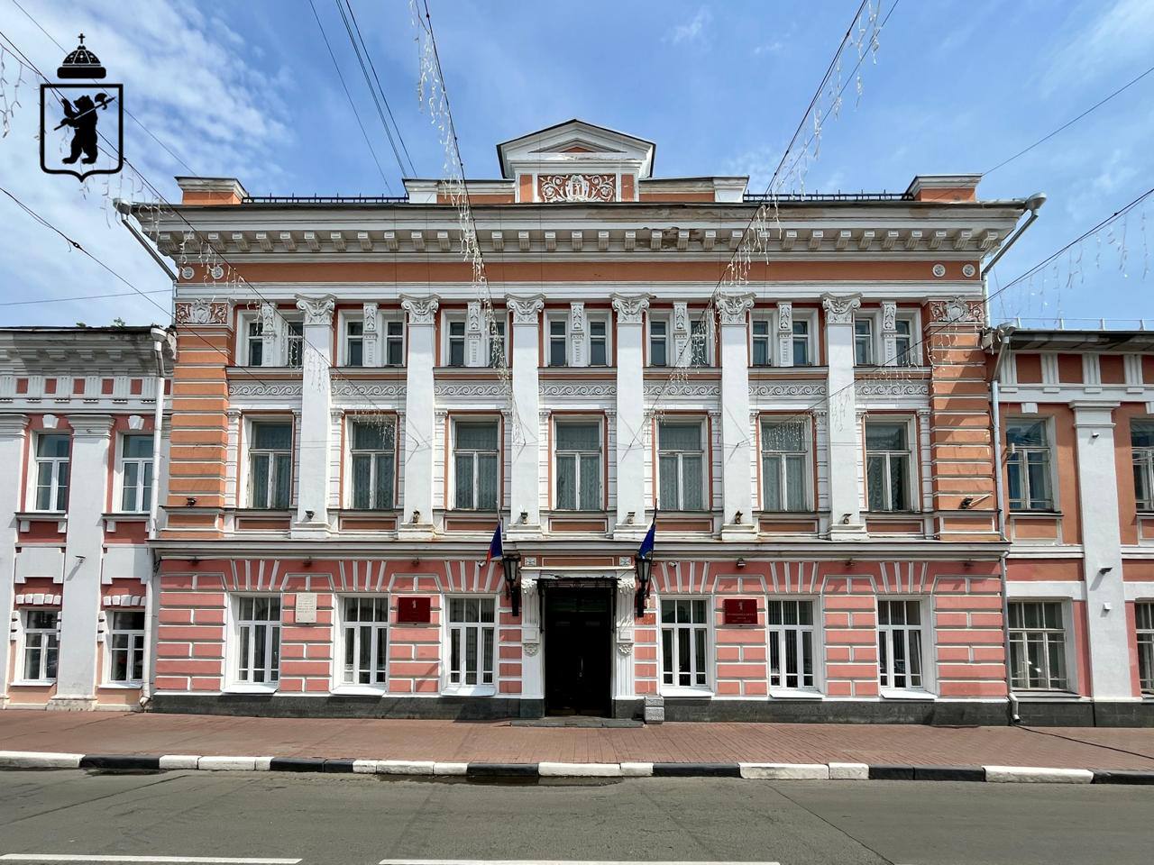  Многодетные семьи Ярославля cмогут получать денежную выплату взамен предоставляемому земельному участку В Ярославле установлена дополнительная мера социальной поддержки населения — единовременная денежная выплата в размере 482 628 рублей на приобретение земельного участка. Указанная выплата является дополнительной к выплате 157 116 рублей, установленной постановлением Правительства Ярославской области. Суммарно денежная выплата многодетным семьям составит 639 744 рубля. Напомним, граждане с тремя и более детьми имеют право на получение земельного участка, находящегося в государственной или муниципальной собственности. Безвозмездное предоставление земельного участка можно заменить на единовременную денежную выплату. В случае получения выплаты гражданин будет снят с учёта в качестве имеющего право на бесплатное предоставление в собственность земельного участка. Порядок предоставления выплаты утверждён постановлением мэрии города Ярославля. Денежную выплату гражданин может использовать только на одну из определённых целей: - покупка готового жилья; - покупка земли под строительство; - ипотечный кредит; - долевое строительство. Заявитель сам решает на что потратить выплату из предложенного списка вариантов. Предоставление единовременной денежной выплаты осуществляет департамент по социальной поддержке населения и охране труда мэрии города Ярославля ул.Нахимсона, д.15, тел. 72-87-53 . #мэрия_ярославль