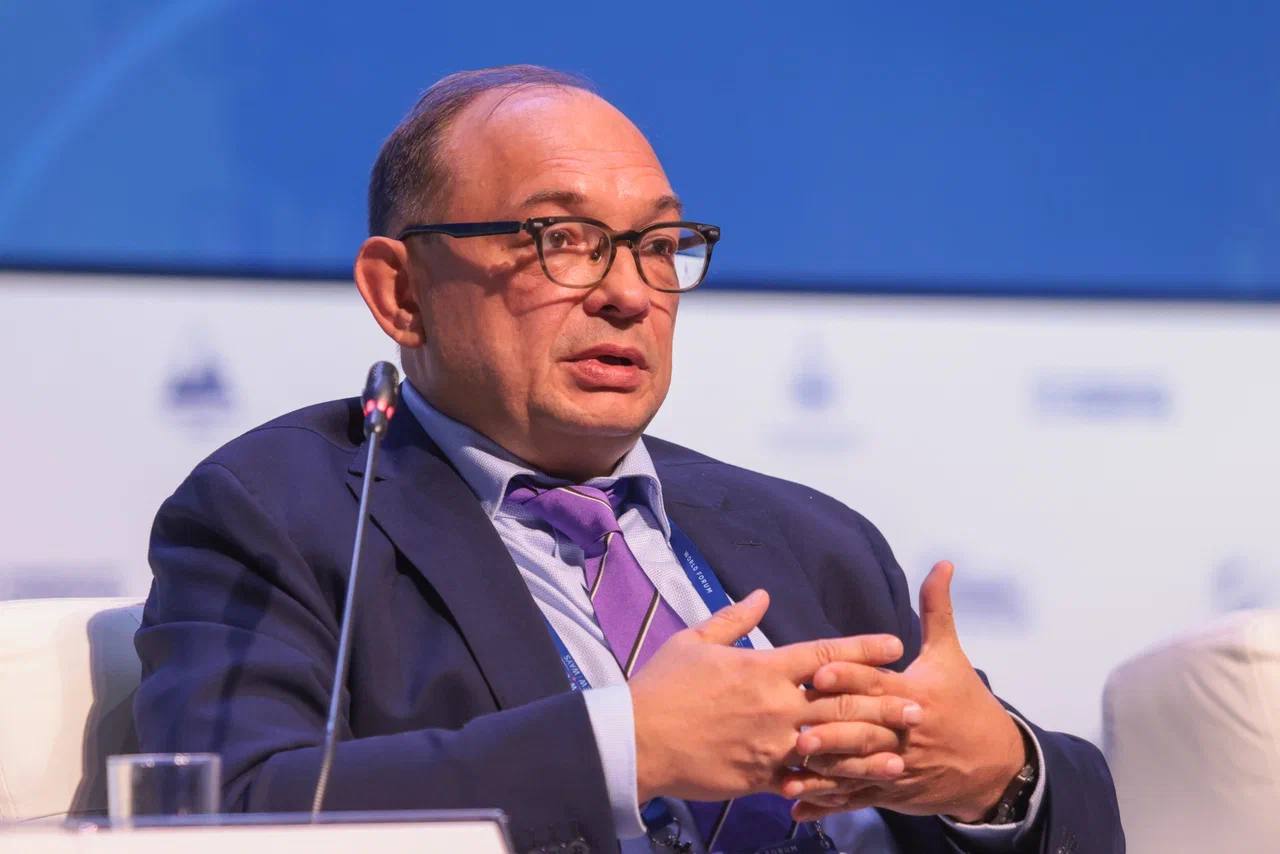 Дмитрий Биричевский дал экспертную оценку перспективе Большого Евразийского партнерства На площадке Всемирного форума Новая эпоха новые пути в Москве директор департамента экономического сотрудничества МИД России Дмитрий Биричевский принял участие в работе сессии посвященной БЕП Цивилизационная инициатива Президента России предполагает создание сквозных коридоров транспортных энергетических финансовых в том числе при активном участии стран и партнеров азиатского региона Директор департамента назвал основные условия для развития партнерства Необходимо снижать торговые и административные барьеры Развивать транспортную и энергетическую инфраструктуры Стимулировать горизонтальное сотрудничество стран участниц Дмитрий Биричевский подчеркнул что БЕП как интеграция интеграций объединяет наиболее эффективные форматы такие как ЕАЭС ШОС БРИКС и АСЕАН По его словам уже существует Союз независимых государств региональный контур взаимодействия с развитой системой связей с Китаем инициативой Один пояс один путь Идея БЕП отражает общую философию и принципы стран ориентированных на равноправное и взаимовыгодное сотрудничество Это не конкурирующие а взаимодополняющие проекты отметил дипломат Уже завтра во Владивостоке стартует Восточный экономический форум ВЭФ на котором также обсудят БЕП в рамках сессии Большое Евразийское партнерство новые парадигмы развития континента В обсуждении примут участие Алексей Оверчук Заместитель Председателя Правительства Российской Федерации Андрей Климов Заместитель председателя комитета Совфеда РФ по международным делам Дмитрий Биричевский Директор департамента экономического сотрудничества МИД РФ Дмитрий Стасюлис Президент Международной организации Евразийского сотрудничества и другие эксперты