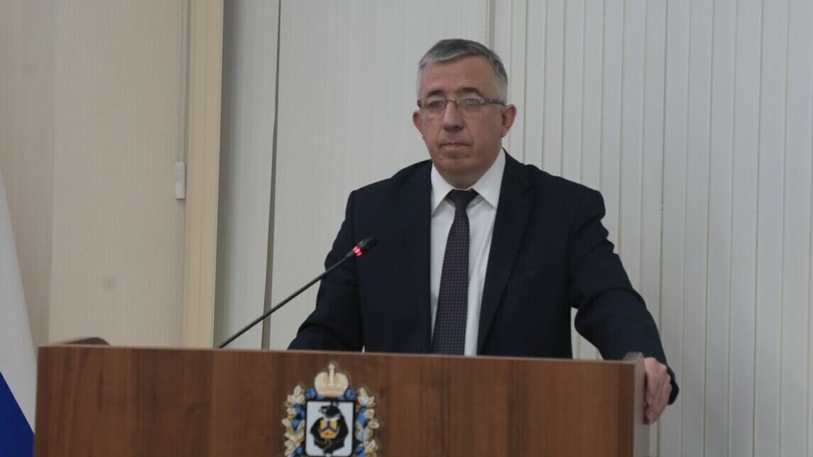 Задержан экс министр здравоохранения Хабаровского края Юрий Бойченко Он обвинен по ч 4 ст 160 УК РФ присвоение или растрата в особо крупном размере По версии следствия похищено 120 млн рублей Бойченко заключил 29 контрактов на медицинское оборудование по завышенной цене Сам он занимал пост министра края с 2022 по 2024 гг Уже заведено шесть уголовных дел трое фигурантов находятся в хабаровском СИЗО