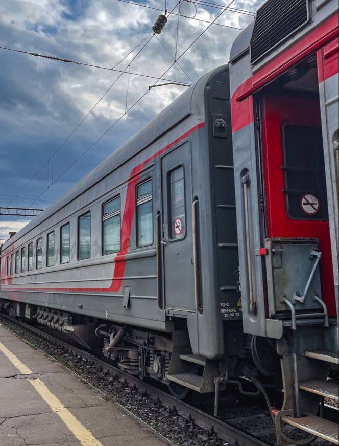 РЖД заплатит за "адскую" поездку в Адлер! Семья из Екатеринбурга отсудила у РЖД кучу денег - почти 300 тысяч рублей! А всё потому, что их поездка в Адлер превратилась в настоящий ад! Представляете, жара +30, кондиционер не работает, окна закрыты, духота, грязь и пыль! Трое суток люди мучились, особенно дети! Спасались в коридоре у открытых окон. Суд решил, что компаниям РЖД виновата и должна заплатить за такие мучения!