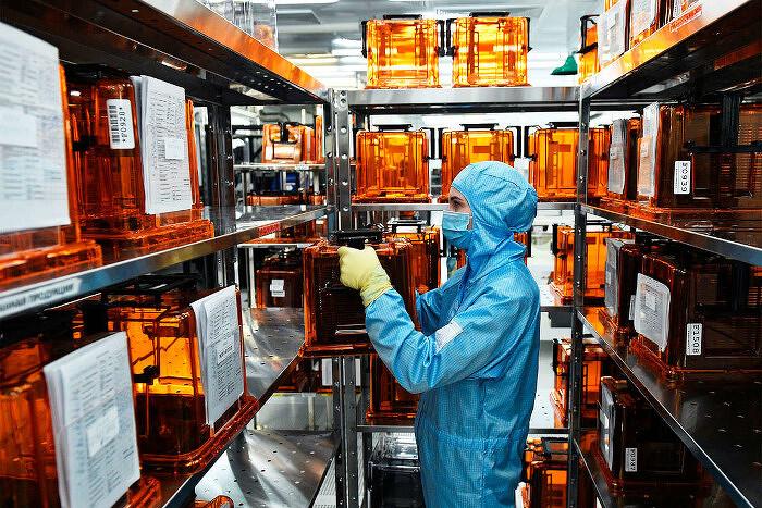 Минобороны России в мае 2025 г. подало иск к производителю микроэлектроники АО «Микрон» на сумму 27,3 млн руб. Предмет иска — задержка в оформлении расчетно-калькуляционных документов в связи с импортозамещением материалов и регламентированными сроками их аттестации «Микрон» работает с Минобороны по урегулированию вопроса В компании отметили, что контракт по поставке продукции был исполнен в срок Стороны не раскрывают предмет поставки Но известно, что «Микрон» занимается производством более 800 типономиналов продукции, включая интегральные схемы для «жестких условий эксплуатации», защищенных носителей данных, автоэлектроники, интернета вещей, и т.д.
