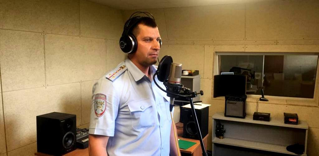 Бывший начальник Госавтоинспекции города Старый Оскол обвиняется в получении крупной взятки Как заявили в СУ СК по Белгородской области, Михаил Кашкин не привлекал к ответственности за нарушение ПДД местного коммерсанта и его знакомых. Взамен экс-полицейскому оказали услуги на сумму свыше 400 тысяч рублей: доставили на земельный участок Кашкина стройматериалы и чернозем.