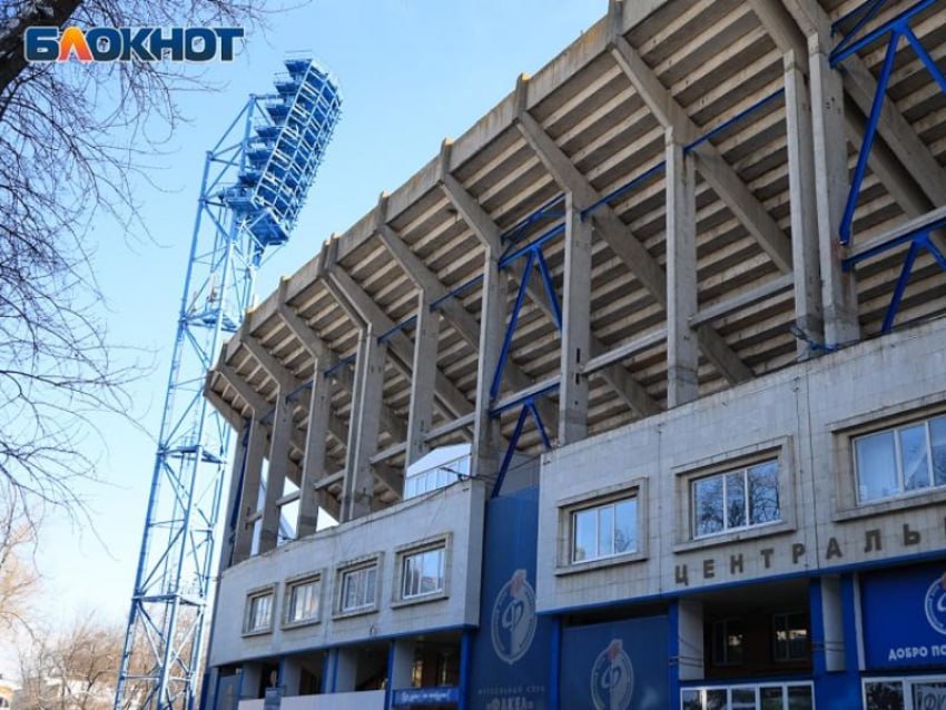 Власти заключили контракт на снос Центрального стадиона профсоюзов в Воронеже В правительстве Воронежской области сообщили о заключении контракта с компанией ООО Стройинжиниринг которая снесет Центральный стадион профсоюзов Стоимость составляет 122 5 млн рублей За эту же цену организация возведет первые здания новой спортивной арены У ООО Стройинжиниринг богатый опыт в строительстве социальных учреждений в Воронежской области Контролировать снос стадиона будет проектный институт уникальных сооружений Арена Блокнот Воронеж в МAХ Подпишись