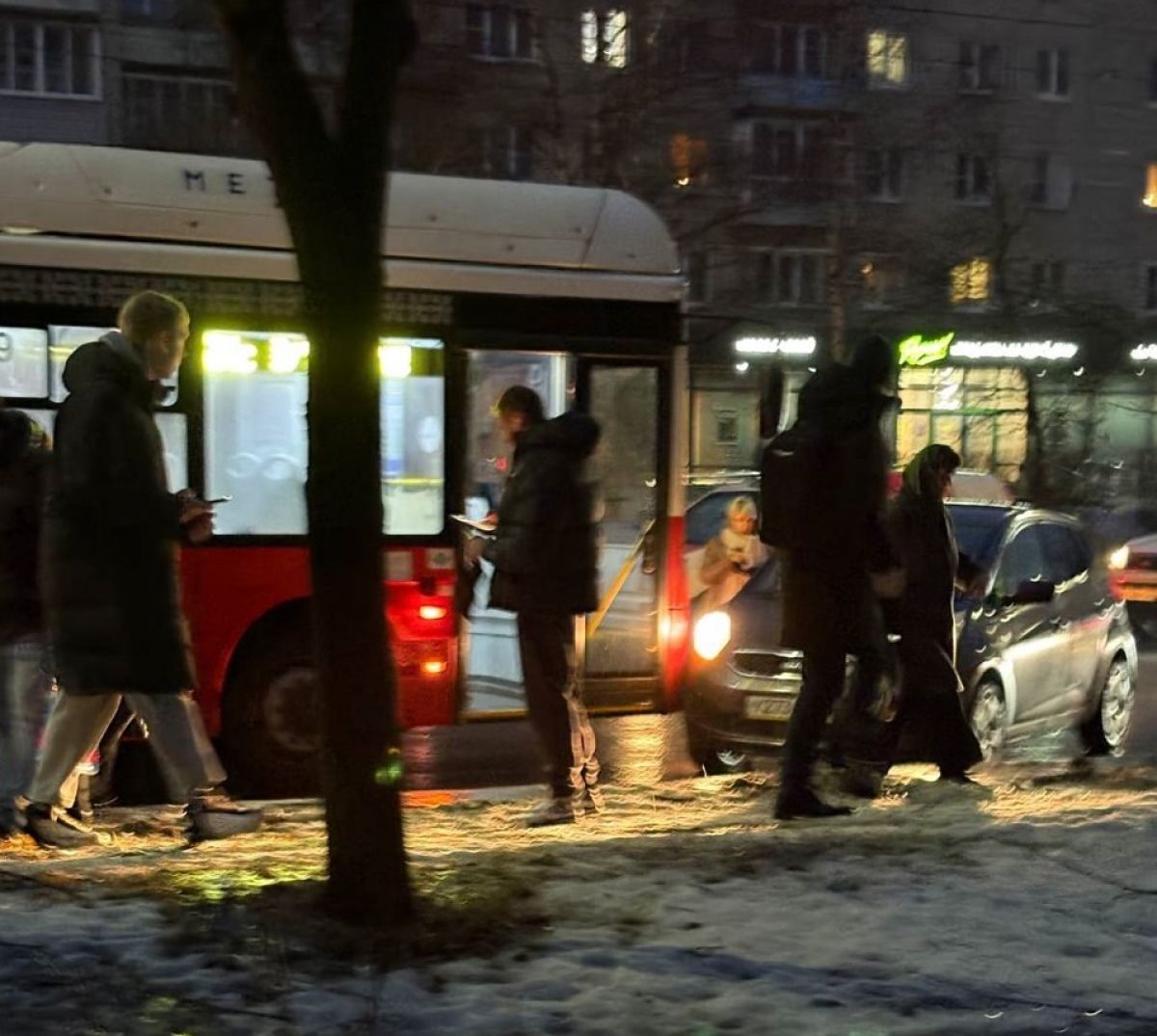 Жесткое столкновение троллейбуса с легковушкой произошло во Владимире    Во Владимире произошло ДТП с участием единицы общественного транспорта и легковушки. Рассказываем все подробности на этот час.  ↗  Прислать новость   Подписаться