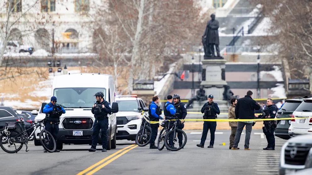 18 летнего мужчину с заряженным дробовиком задержали у Капитолия в Вашингтоне Накануне вечером у здания Капитолия в Вашингтоне задержали 18 летнего мужчину который бежал к западной стороне комплекса с заряженным дробовиком По данным полиции он выбежал из автомобиля и направился к зданию после чего бросил оружие и сдался сотрудникам полиции Глава полиции Капитолия Майкл Салливан сообщил на пресс конференции что подозреваемый был в тактическом жилете и перчатках В его автомобиле нашли шлем и противогаз Дробовик был заряжен при задержанном также обнаружили дополнительную амуницию Следствие проверяет возможный мотив и выясняет не планировал ли он нападение на членов Конгресса Кто знает что могло бы произойти если бы наши сотрудники не оказались на месте заявил Салливан BILD Russian