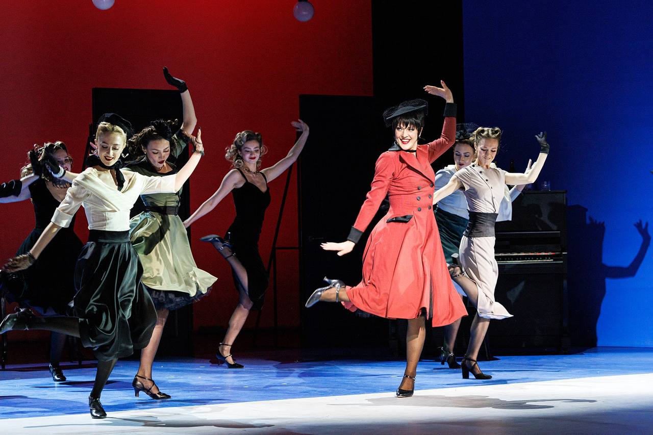 26 февраля на сцене на Большой Ордынке Малый театр покажет спектакль Маленькая опера комедию фарс по пьесе Елены Исаевой вдохновленной прозой Славы Сэ Действие разворачивается в 1944 году дирижер Бенедикт Фарнезе Глеб Подгородинский получает приказ поставить оперу Рихарда Вагнера В события вовлечены его жена Паола Полина Лоран и брат мафиози Джузеппе Максим Хрусталев Постановка говорит о серьёзном любви к искусству семье и родине через иронию и хулиганскую импровизацию