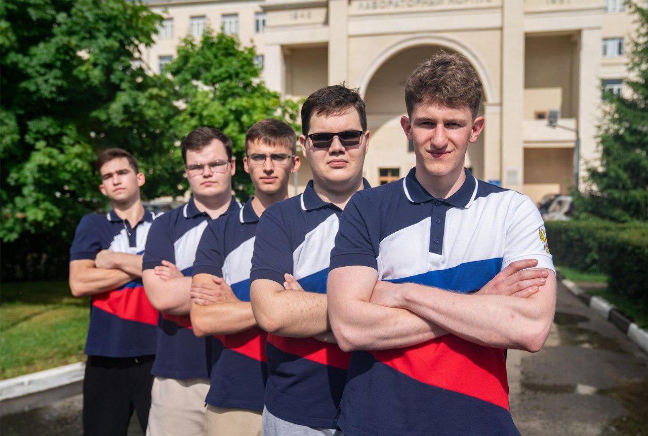 Барнаульский школьник представляет Россию на 55-й Международной олимпиаде по физике  17 июля в Париже стартовала 55-я Международная олимпиада по физике  International Physics Olympiad, IPhO . Нашу страну на интеллектуальном турнире представляют пять школьников. В состав сборной команды РФ вошел выпускник барнаульского лицея №124 Егор Кривощеков.   Как отмечают в Министерстве просвещения Российской Федерации, команда состоит из победителей всероссийской олимпиады школьников 2024/25 учебного года, которые также стали медалистами Азиатской олимпиады по физике 2025 года.  Традиционно участники IPhO продемонстрируют свои знания и навыки по физике в двух турах. Первый посвящен решению теоретических задач, охватывающих не менее четырех разделов предмета, изучаемых в средней школе. Второй – экспериментальный, на котором учащиеся выполняют лабораторную работу.  Российская сборная прошла подготовку к IPhO на площадке Московского физико-технического института  МФТИ  под руководством тренера сборной России по физике Виталия Шевченко, директора по довузовской подготовке МФТИ.
