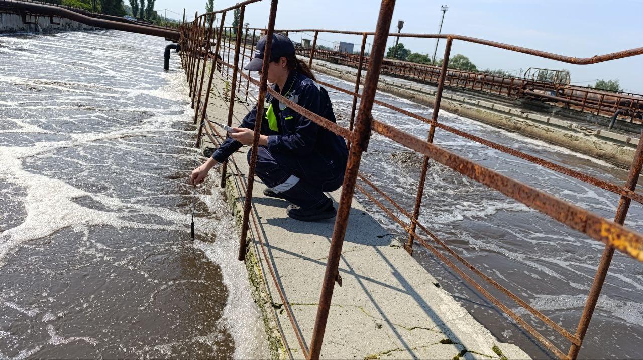 "Курскводоканал" загрязняет воду и воздух К такому выводу пришел Росприроднадзор после проверки в июле. Были отобраны пробы природных и сточных вод, а также атмосферного воздуха на источниках городских очистных сооружений. - Установлено наличие превышений концентраций загрязняющих веществ. Также «Курскводоканал» допускает превышение установленных нормативов на выброс загрязняющих веществ в атмосферный воздух, - пояснили в ведомстве. МУП «Курскводоканал» выдано новое предписание об устранении выявленных нарушений. По факту сброса загрязняющих веществ в Сейм производится расчет размера вреда, причиненного реке. Материалы направлены в прокуратуру.