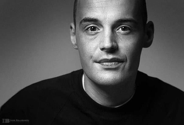 Уголовное дело против Гуфа дошло до суда Алексею Долматову грозит до 7 лет лишения свободы Его обвиняют в участии в групповом грабеже с применением н силия и угроз По версии следствия инцидент произошёл в октябре прошлого года в бане во время конфликта у мужчины отобрали iPhone 14 Pro а сам рэпер как утверждается ударил потерпевшего Сейчас Гуф находится под подпиской о невыезде veraafanasyeva