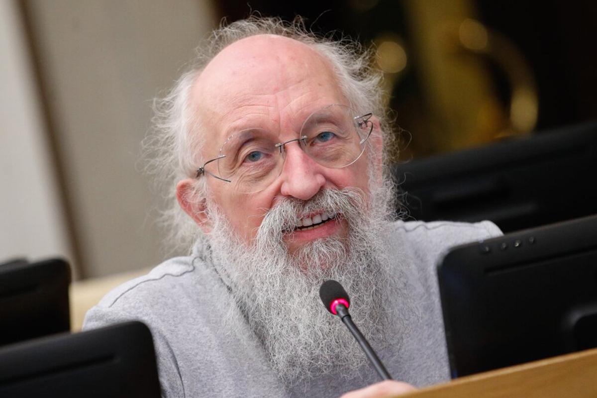 Член Комитета Госдумы по просвещению Анатолий Вассерман оценил предложение Новых людей запретить вузам проводить аттестационные мероприятия в период новогодних каникул Своим мнением Вассерман поделился с Ридусом Студентам конечно не нравится сдавать экзамены и зачеты в период новогодних каникул Преподаватели тоже не любят работать когда у всей страны праздник Поэтому в большинстве вузов аттестационные мероприятия проводят до Нового года или уже после праздничных выходных Так что поднятый Новыми людьми вопрос вузы успешно решают самостоятельно указал Вассерман   www ridus ru n 756623 ridusnews