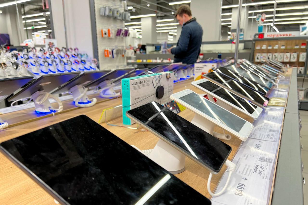 Таможня закручивает гайки импортные товары подорожают на треть В 2026 м власти возьмутся с новой силой за обеление экономики и на границах уже закручивают гайки досмотры пробы сверка кодов и стоимости Бизнес предупреждает из за ухода от серых схем и усложнения логистики часть товаров может подорожать до 30 а где то возможен и дефицит Эксперты ждут рост цен на большинство непродовольственных категорий на 10 15 а в сегментах с дорогой доставкой еще сильнее На маркетплейсах эффект может быть заметнее зато контрафакта станет меньше а рынок постепенно уйдет в белую зону пишет Ъ   Подпишитесь на Абзац TG VK Дзен MAX Rutube