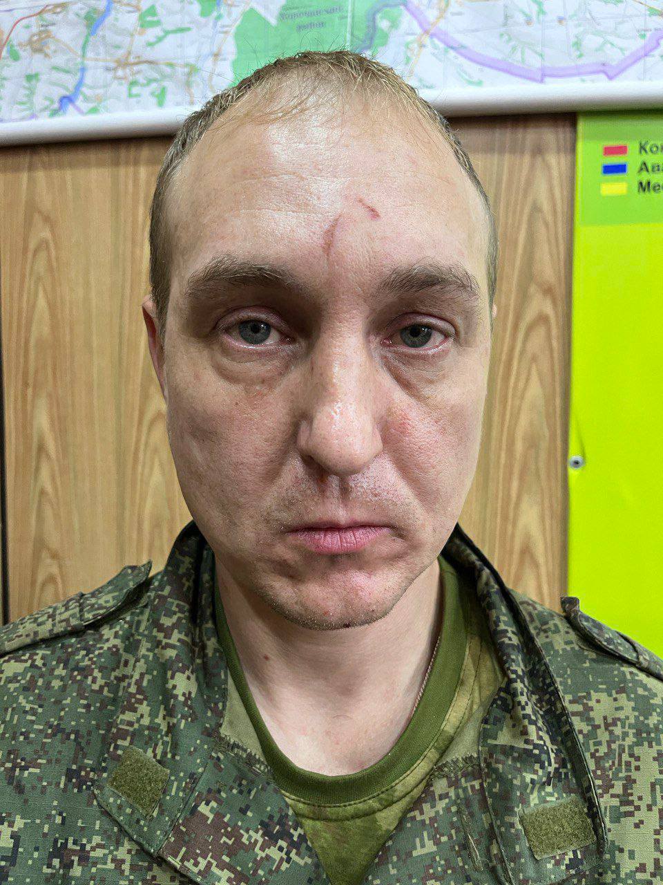 Покончил с собой военный подозреваемый в убийстве и изнасиловании в Белгородской области Фонарь Участник войны с Украиной Алексей Кострикин покончил с собой в следственном изоляторе сообщило белгородское издание Фонарь со ссылкой на источник В конце октября Кострикин убил жителя села Новая Таволжанка Шебекинского округа и изнасиловал его жену После задержания Кострикин сбежал и предположительно убил еще одного человека Его снова задержали прострелив ноги Против него возбуждено дело об убийстве и изнасиловании статьи 105 и 131 УК РФ Как приграничные российские регионы после начала войны столкнулись с мародерством и насилием со стороны своей же армии читайте в материале 7х7 Белгородскаяобласть