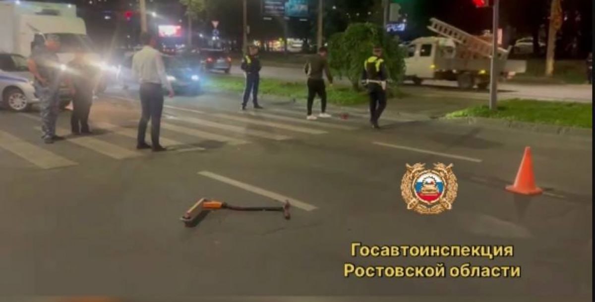 В ГАИ прокомментировали гибель ребёнка под колёсами фуры в Ростове    В региональном управлении Госавтоинспеции прокомментировали трагедию, произошедшую накануне на Северном в Ростове, где большегруз переехал ребёнка.    Как сообщили в ГАИ, авария произошла в 16:40 на проспекте Добровольского, 17. По предварительным данным, 22 летний водитель "Камаза" проскочил на красный сигнал светофора и сбил школьника, который пересекал проезжую часть на самокате.    Покойному мальчику было 13 лет. Судя по опубликованным в сети видеокадрам он погиб мгновенно.    Отметим, по статистике ГИБДД, на дорогах Ростовской области в период с января по октябрь 2023 года произошло более 2,1 тыс. ДТП, в которых погибли 395 человек и еще 2,5 тыс. получили различные травмы.   Подписаться на "Новости Ростова"    Прислать новость