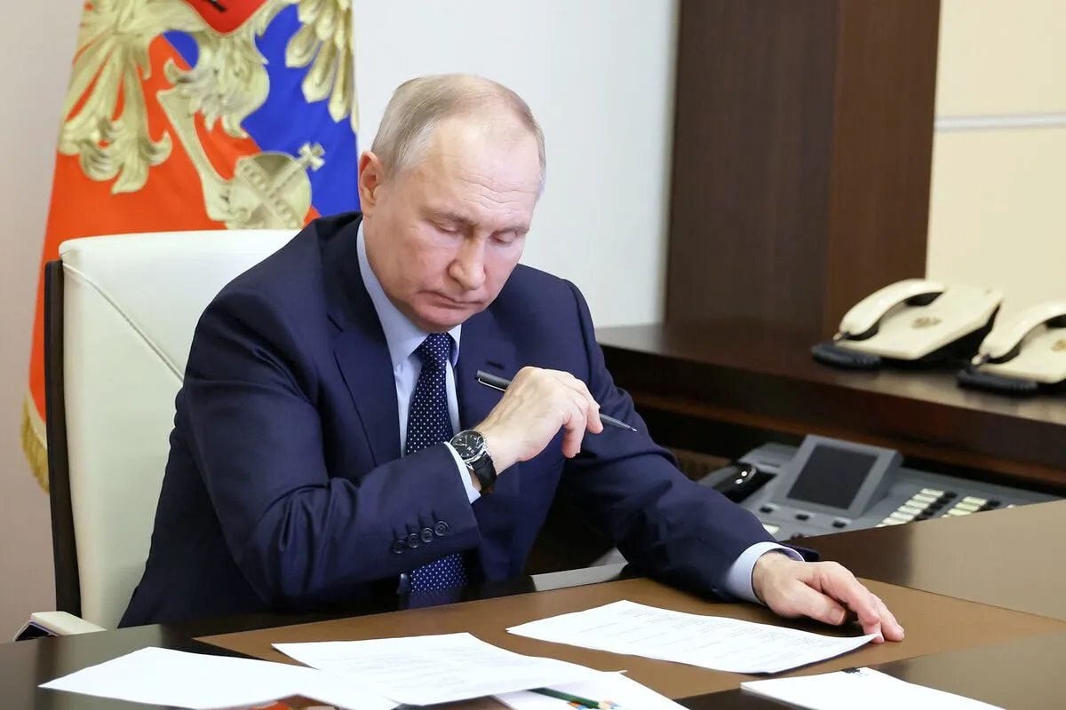 Президент России Владимир Путин ратифицировал соглашение об основах отношений с Того Ратифицировать соглашение об основах отношений между Российской Федерацией и Тоголезской Республикой подписанное в городе Москве 19 ноября 2025 года говорится в законе о ратификации Соглашение направлено на развитие взаимовыгодного сотрудничества между странами в политической торгово экономической культурно гуманитарной и других сферах Договор предусматривает развитие Москвой и Ломе двусторонних отношений на основе взаимоуважения и соблюдения национальных интересов стран Также стороны соглашаются вести регулярный диалог и обмен мнениями о развитии сотрудничества на различных уровнях В октябре прошлого года Путин ратифицировал межправительственное соглашение о военном сотрудничестве с Того Оно определяет основные направления и формы сотрудничества регулирует порядок финансирования обмена вопросы оказания медицинской помощи юрисдикции и правовой защиты Африканская инициатива Telegram ВК Max