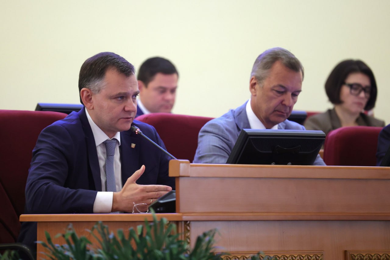 Условия приема на муниципальную службу упростят для участников кадровой программы «Герои Дона» Ростовская область открывает двери муниципальной службы для тех, кто проявил себя на передовой. Депутаты Заксобрания региона одобрили инициативу врио губернатора Юрия Слюсаря, направленную на упрощение условий приема на работу в органы местного самоуправления для участников кадровой программы «Герои Дона». «Главное – дать возможность людям, которые защищают Родину в тяжелейших условиях, рискуя жизнью и здоровьем, открыть для себя новые перспективы и быть полезными Ростовской области и нашей стране», - отметил Юрий Слюсарь. Теперь для поступления на муниципальную службу, особенно на высшие должности, к участникам программы предъявляются более гибкие требования к стажу. Южная служба новостей