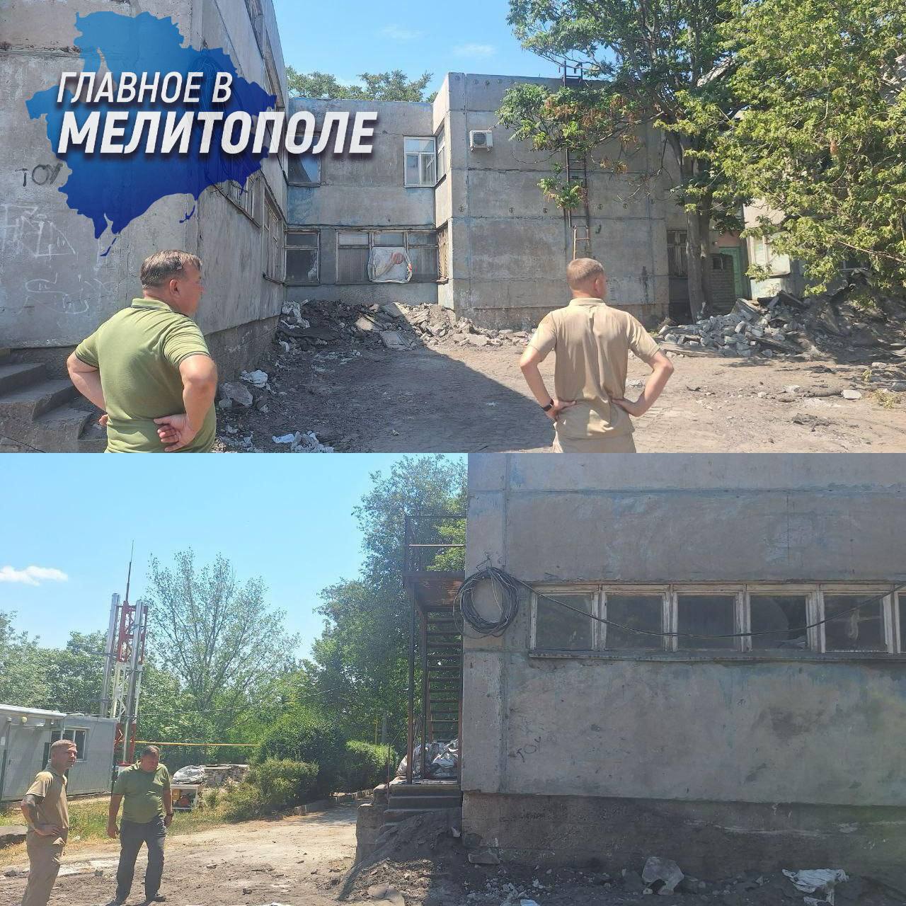 В Мелитополе модернизируют Центр внешкольного образования По адресу ул. Ильи Стамболии, 17, продолжаются масштабные ремонтные работы. На объекте ежедневно трудятся 12 специалистов с использованием четырех единиц строительной техники. На текущий момент завершены ключевые этапы: демонтирована 1200-метровая кровля, смонтировано 500 м² нового покрытия и вывезено 300 тонн строительного мусора. В ближайшее время строительная бригада приступит к замене 92 оконных блоков и установке 19 новых дверных конструкций. Все работы выполняются в соответствии с утверждённым графиком, что гарантирует своевременное завершение ремонта и создание современных условий для дополнительного образования детей.