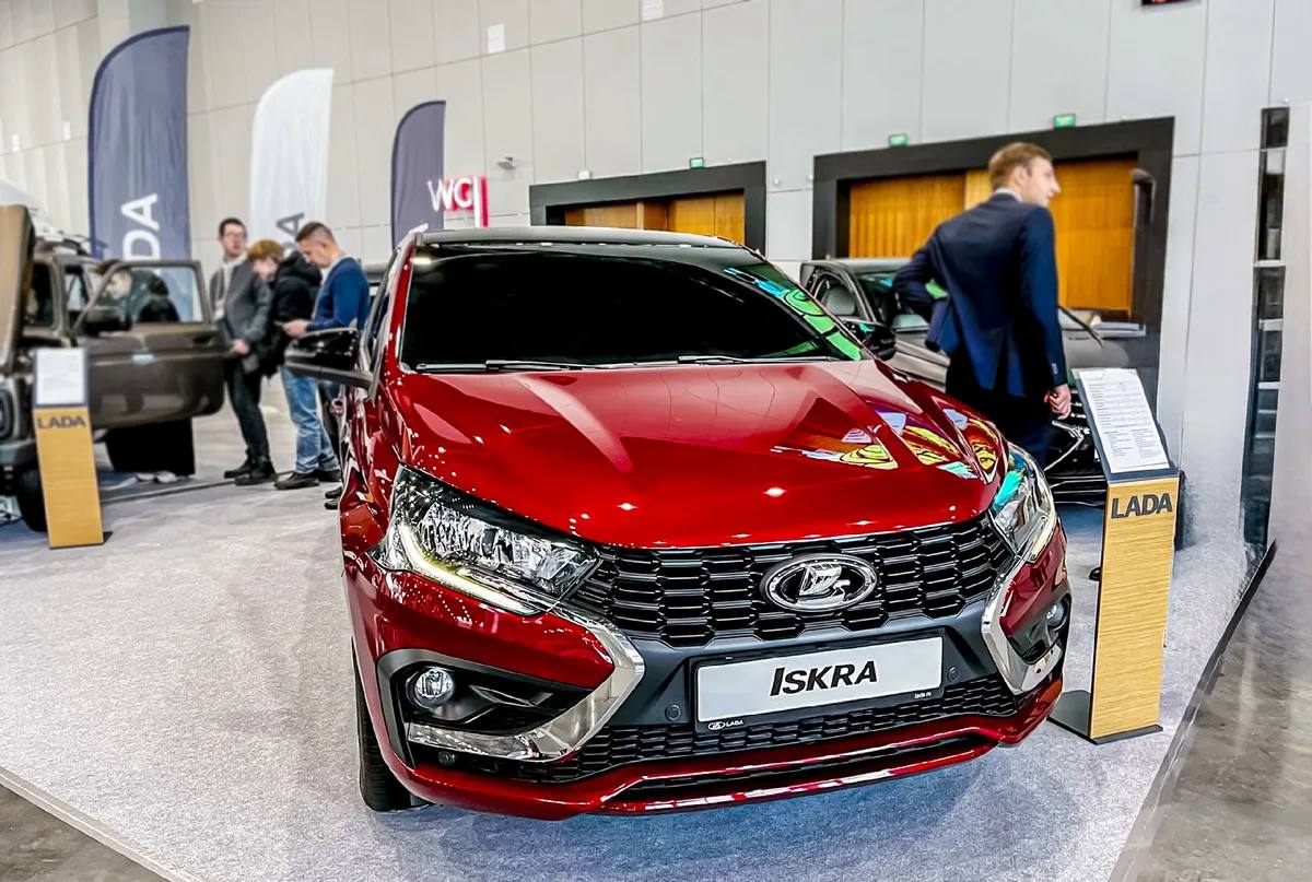 В новой Lada Iskra за 1,25 миллиона рублей нет кондиционера Невнимательные кубанцы, если планировали покупать машину, то точно не эту Главный инженер АвтоВАЗ Виталий Логинов рассказал, что компания провела большое исследование и выяснила - якобы многие потребители банально не пользуются кондиционером. Вместо него отдали предпочтение датчику дождя и света. «Мы проанализировали рынок и увидели, что не все потребители так или иначе пользуются кондиционером. То есть есть регионы, например, с холодным климатом, кондиционер там не нужен, но такая история, как датчик дождя, датчик света — то есть это опции, которыми потребитель пользуется в любом регионе — она востребована, поэтому мы здесь их завели на автоматический режим», — рассказал Виталий Логинов. Видимо, Краснодарский край не принимал участие в исследовании Новости тут Прислать фото/видео