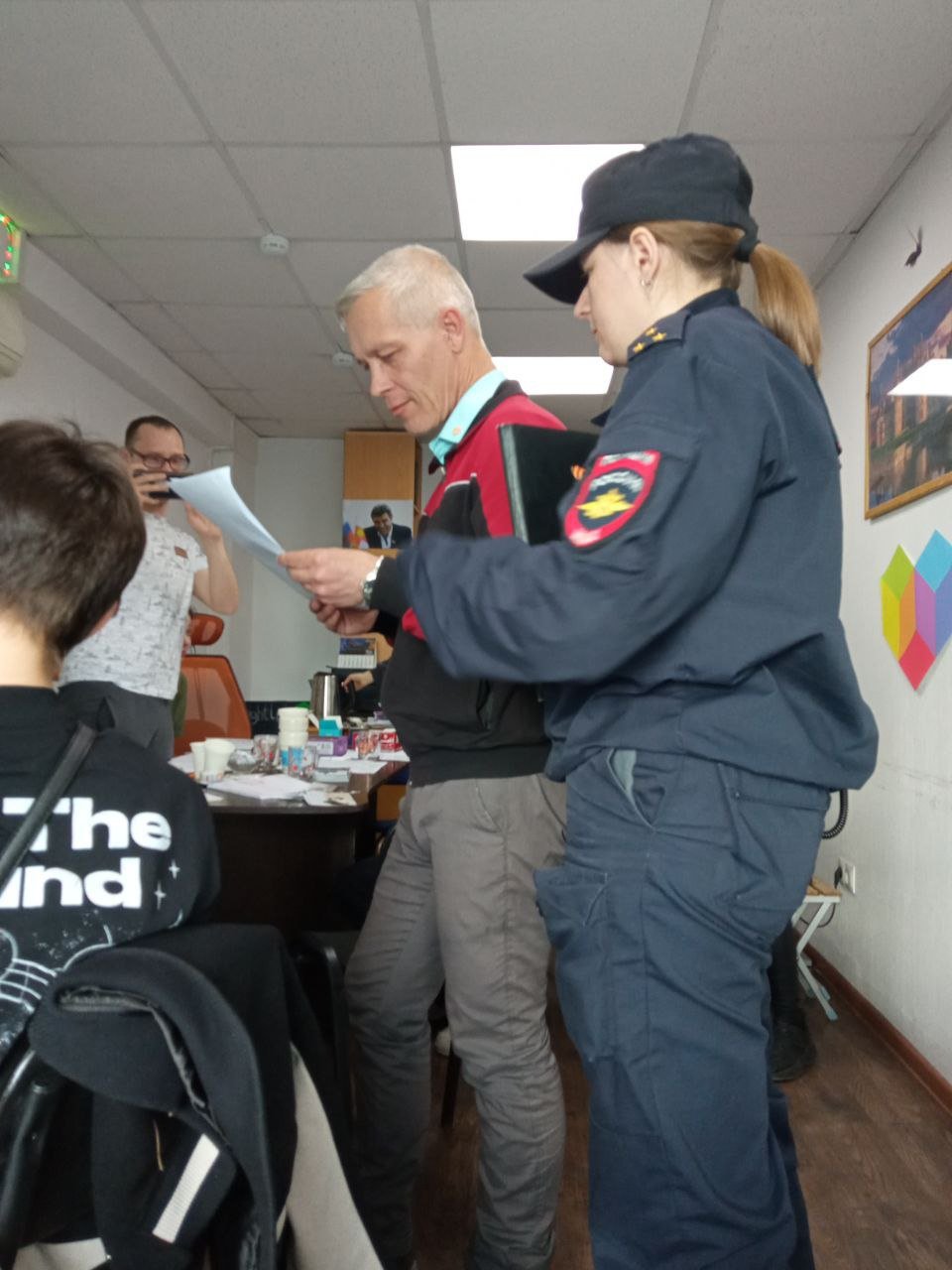 Полиция пришла на вечер писем политзаключенным в Новосибирске Силовики вынесли собравшимся предупреждения, чтобы те «не рисовали свастики», написала депутат Светлана Каверзина . Светлана публично не раскрывает место проведения мероприятия. Чтобы попасть на вечер, нужно было заполнить специальную форму из 10 вопросов. В том числе указать «поручителя» среди участников вечера. — Признана властями РФ иноагентами. Подписаться Помочь RusNews