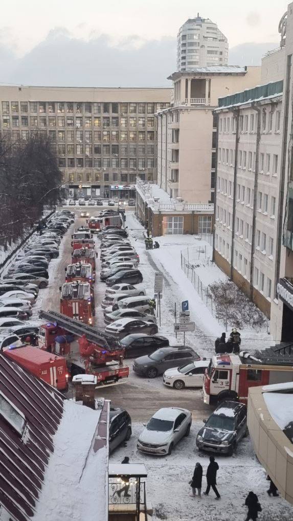 Пожарные съехались к гостинице «Большой Урал» из-за пожара   «Сегодня в 16:36 в пожарную охрану поступило сообщение о пожаре в Екатеринбурге по улице Красноармейской. В здании гостиницы на втором этаже горела оконная рама на площади 1 квадратный метр. Самостоятельно до прибытия пожарных эвакуировались 62 человека. Спасены 2 человека», — сообщили нам в пресс-службе МЧС.   Уже в 16:57 огнеборцы локализовали и ликвидировали открытое горение. Пострадавших нет.  Новости Екб тут