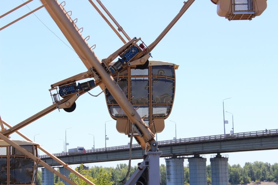 «Кареты» сломаны 30-метровое колесо обозрения в Барнауле было закрыто на ремонт после того, как 27 июля произошёл технический сбой в работе конструкции. У одной из осей, расположенной со стороны моста, отвалилось приводное колесо. В адрес депутата Госдумы от КПРФ Марии Прусаковой поступили обращения от обеспокоенных барнаульцев по поводу колеса обозрения, которое не так давно установили на Речном вокзале. Депутат направила запросы для проверки законности введения в эксплуатацию нового колеса обозрения. Его временная передвижная конструкция вызывает серьёзные опасения за безопасность не только посетителей аттракциона, но и людей, находящихся рядом, включая остановки и автобусы с пассажирами.