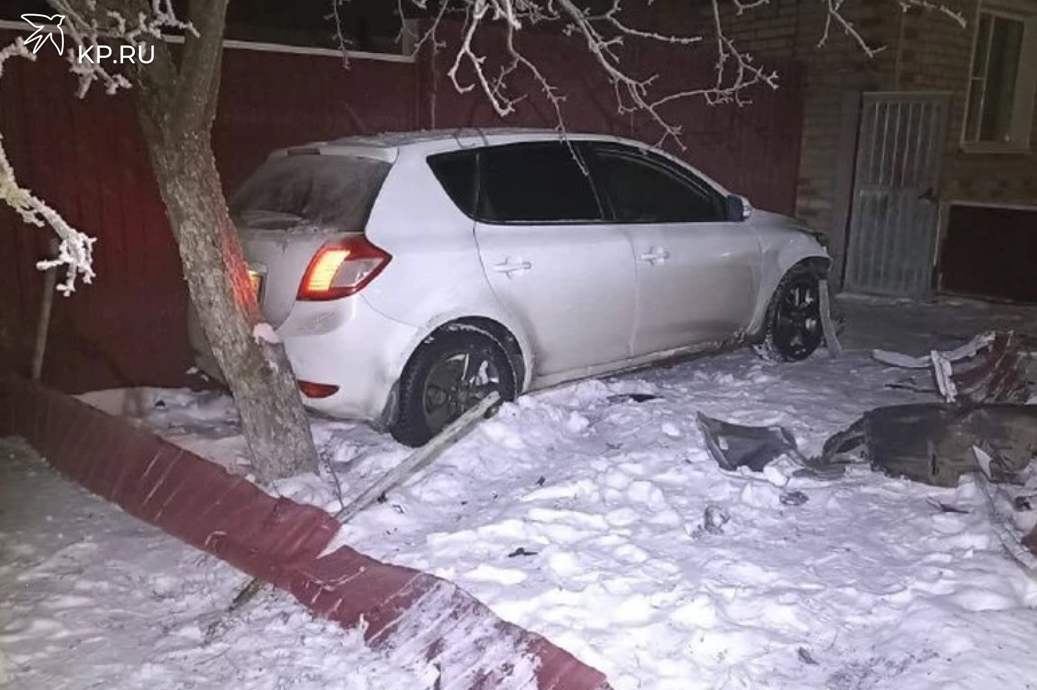 В Воронежской области пьяные приятели попали в ДТП на угнанной машине  В селе Есипово Терновского района Воронежской области автомобиль «Киа Сид» протаранил припаркованный автомобиль и после этого въехал в забор. Прибывшие на место ДТП сотрудники Госавтоинспекции обнаружили за рулем иномарки 21-летнего местного жителя, а на пассажирском сиденье – его 38-летнего приятеля. Оба были пьяными.  При проверке документов выяснилось, что машина чужая. Она принадлежала 26-летнему местному жителю, знакомому угонщиков, которых задержали на месте ДТП. Подозреваемые рассказали, что взяли ключи у знакомого и решили прокатиться. Но во время поездки водитель не справился с управлением и попал в ДТП.  Владелец иномарки написал заявление об угоне. В отношении подозреваемых возбудили уголовное дело. Им грозит до 7 лет лишения свободы.