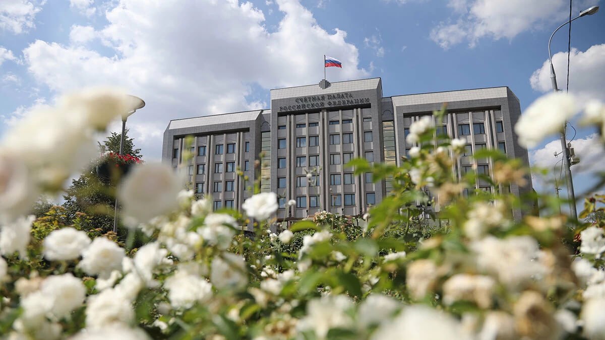 Наказывать за срывы сроков Счетная палата после проверок в семи регионах предложила правительству ввести ответственность за срыв планов по срокам и стоимости инфраструктурных проектов. Во всех проверенных регионах не соблюдались установленные сроки реализации и стоимость проектов, следует из материалов проверки. «В основном это обусловлено уточнением фактических объемов работ, появлением дополнительных объемов работ, ненадлежащим качеством проектно-сметной документации, ростом стоимости строительных ресурсов и неисполнением обязательств подрядчиками. В целом по всем проверенным регионам стоимость проектов выросла на 13,2 млрд руб., или на 32,8%. Перенос сроков отмечен примерно по 60% мероприятий, из них по 18% — более чем на год», — указывают в Счетной палате. Предложение сформировано после проверок строительства инфраструктуры органами власти семи регионов — Тюменской, Омской, Владимирской, Рязанской, Воронежской областей, Республики Чувашия и ХМАО. Версия