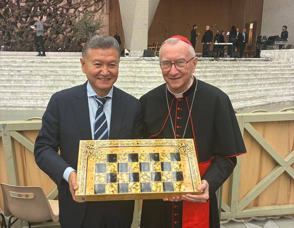 Дагестанские шахматы вновь пополнили коллекцию Папы Римского Экс президент Международной шахматной федерации Кирсан Илюмжинов в ходе визита в Ватикан передал в дар Папе Римскому Льву XIV набор шахмат изготовленный мастерами из дагестанского села Кубачи Ценный подарок был преподнесен от имени почетного президента шахматной федерации Дагестана Магомеда Алиева Это не первый случай когда дагестанские шахматы дарят понтифику аналогичный презент был передан через Илюмжинова в 1993 году