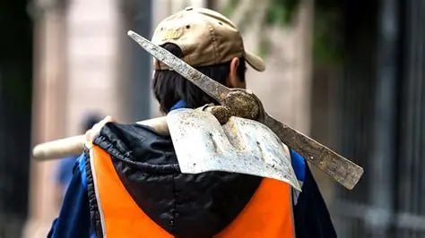 С 1 января 2026 года завершился упрощенный порядок трудоустройства иностранных граждан Теперь для легального трудоустройства в России за исключением граждан стран ЕАЭС требуется патент или разрешение на работу Как сообщили в МВД по ДНР в Республике уже выдано более полутора тысяч таких документов Для работодателей желающих нанять иностранных граждан въехавших на территорию РФ по визе предусмотрена процедура получения разрешения на привлечение иностранной рабочей силы На текущий год в Республике установлена квота в 606 таких разрешений За незаконное привлечение к труду иностранных гражданин за каждого работника предусмотрены штрафы  для физических лиц до 5 000 рублей  для должностных лиц до 50 000 рублей  для юридических лиц до 800 000 рублей Иностранные граждане прибывшие в Россию с целью трудоустройства обязаны в течение 30 дней после въезда пройти процедуру дактилоскопии и фотографирования Нарушение грозит штрафом и выдворением из РФ ВАРМСУ СМО ДНР Подписывайтесь ВАРМСУ СМО ДНР Подписывайтесь