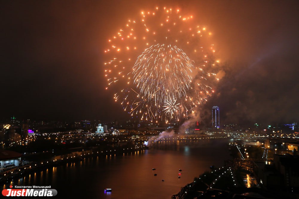 В этом году в Екатеринбурге снова не будет салюта фейерверка на Новый год Об этом рассказал директор департамента культуры администрации Екатеринбурга Илья Марков По его словам горожане сами неплохо справляются с этой задачей Мы уже давненько не используем пиротехнические изделия в Новый год В этом году мы снова не планируем этого делать сказал Илья Марков Праздничного новогоднего салюта не было в городе уже три года justmediaru