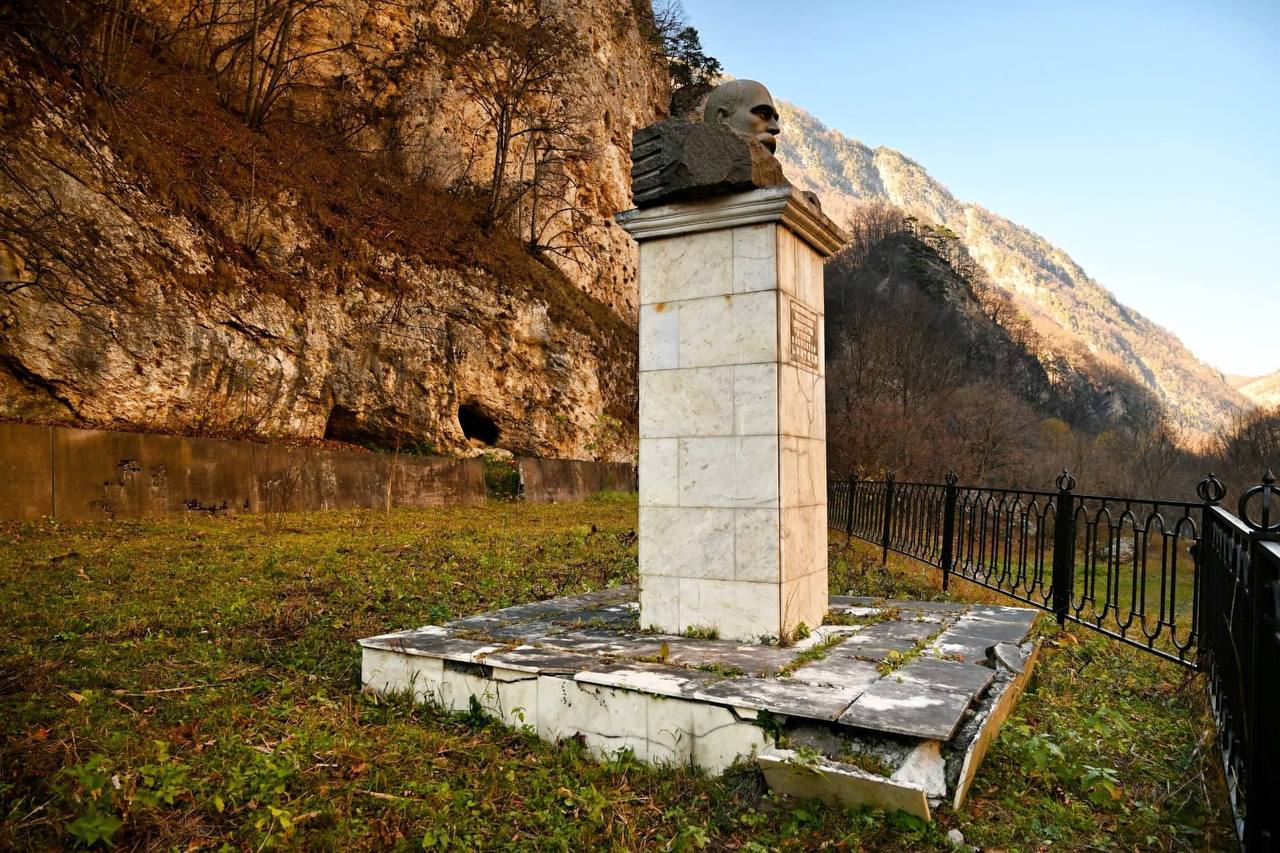 К восстановлению памятника Елбыздыко Бритаеву в Куртатинском ущелье подключился Северо Осетинский государственный академический театр Монумент основателю осетинской драматургии находится в аварийном состоянии за долгие годы облицовочная плитка осыпалась и требует замены задняя подпорная стена из бетона имеет заметный крен Совершенно недопустимо что памятник такому значимому деятелю культуры Осетии пребывает в столь плачевном состоянии Ежегодно коллектив молодёжного театра Амыран и другие небезразличные люди проводят уборку территории монумента большая им за это благодарность Но как видим памятник нуждается в капитальном ремонте и восстановлении В декабре была создана рабочая группа куда вошли общественные деятели меценаты строители сотрудники министерства культуры скульпторы и архитекторы Разработан план по восстановлению памятника Как только позволят погодные условия работы в Куртатинском ущелье начнутся Очень отрадно что театральное сообщество в лице коллектива Осетинского театра проявило желание участвовать в процессе восстановления монумента Бритаеву Художественный руководитель театра Гиви Валиев вчера перед показом спектакля Отелло сообщил что весь сбор от спектакля будет передан на реставрацию памятника Елбыздыко Бритаеву Уверен что подобная инициатива будет поддержана многими творческими коллективами республики Спасибо